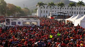 Partisans d'Hugo Chavez devant l'académie militaire de Caracas où est exposée la dépouille du président vénézuélien, qui a succombé mardi à un cancer à l'âge de 58 ans. Une foule immense et une trentaine de chefs d'Etat ont assisté vendredi aux obsèques s