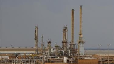 Le port de Brega, en Libye. Le port pétrolier, jusqu'ici tenu par les insurgés, a été "débarrassé des bandes armées", annonce dimanche la télévision libyenne, citant une source militaire. /Photo prise le 25 février 2011/REUTERS/Goran Tomasevic