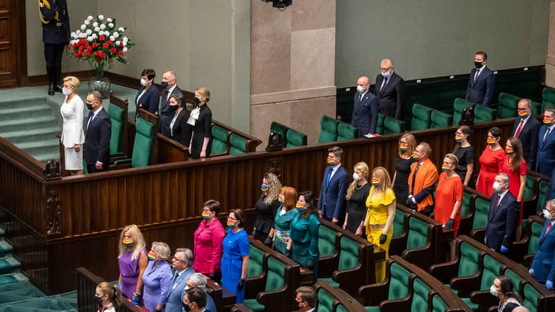 Des députés polonais arborent les couleurs du drapeau LGBT