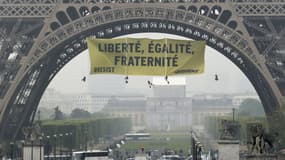 Des activistes de Greenpeace ont réussi à grimper sur la Tour Eiffel.