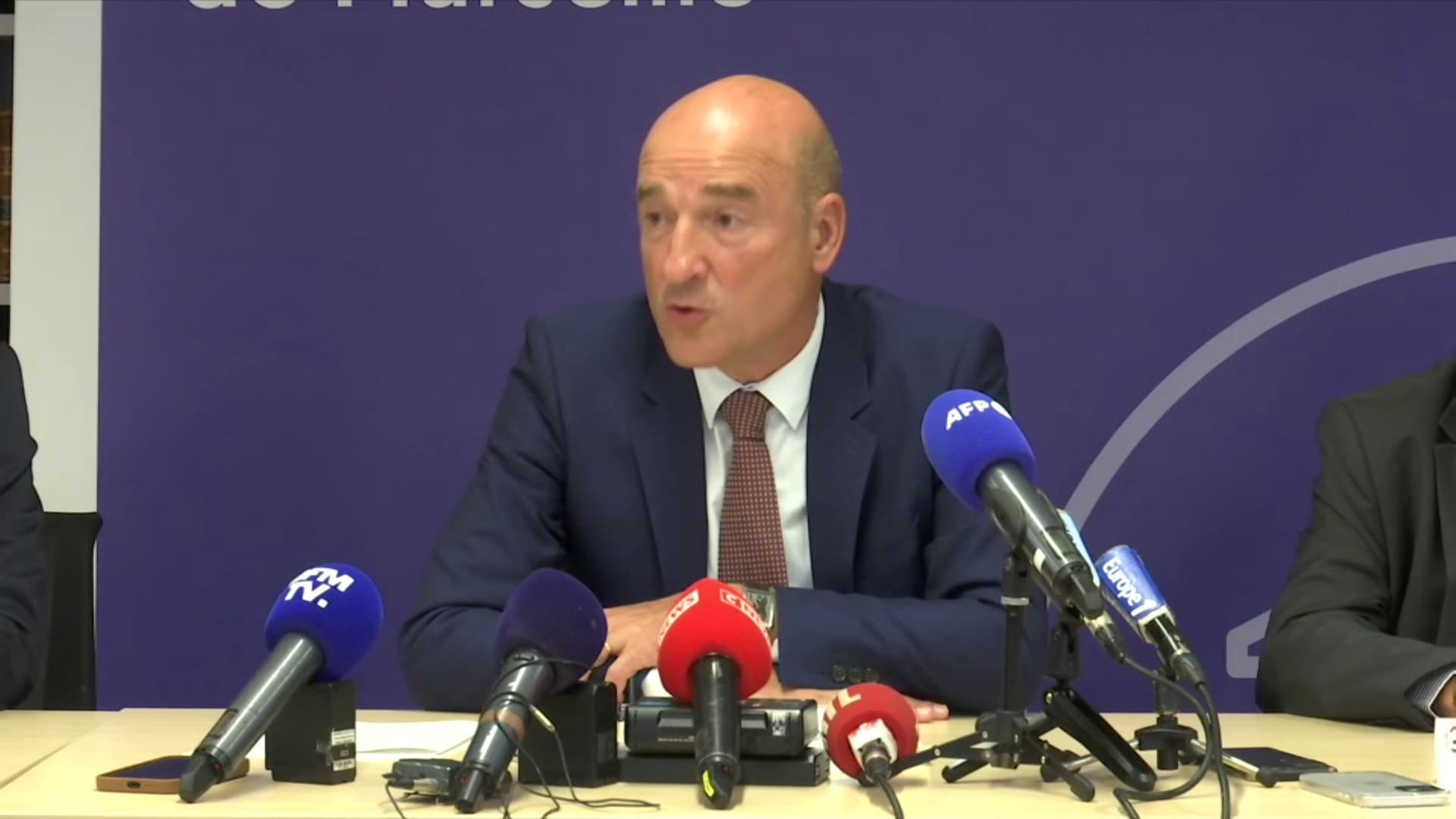 ATTAQUE AU COUTEAU À MARSEILLE: LA PERSONNE GRAVEMENT BLESSÉE EST "ACTUELLEMENT HORS DE DANGER"