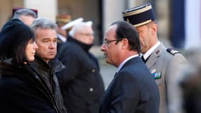 Le président français François Hollande salue les parents des deux soldats français morts le 9 Décembre en République centrafricaine, lors d'une cérémonie dans la cour des Invalides à Paris le 16 Décembre 2013.