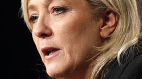 Marine Le Pen, qui a inscrit dans son programme le retour au franc, a estimé mercredi que la sortie de l'euro ne résoudrait pas à elle seule les difficultés de la France. /Photo d'archives/ REUTERS/Benoît Tessier