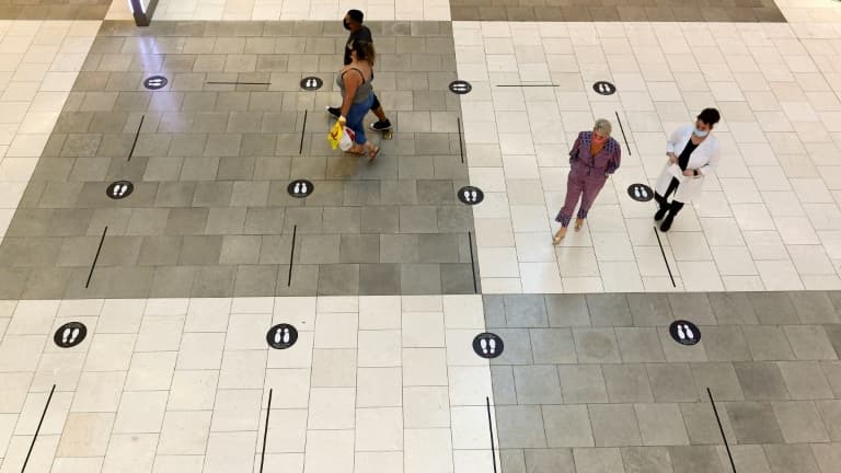 Des signaux placés sur le sol pour diriger la circulation et favoriser la distanciation sociale dans un centre commercial à Arcadia, Californie, le 7 octobre 2020
