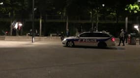 Une voiture de police patrouille sur la place Stalingrad