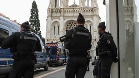 Des gendarmes sont déployés le 31 octobre 2020 à proximité de la basilique de Nice