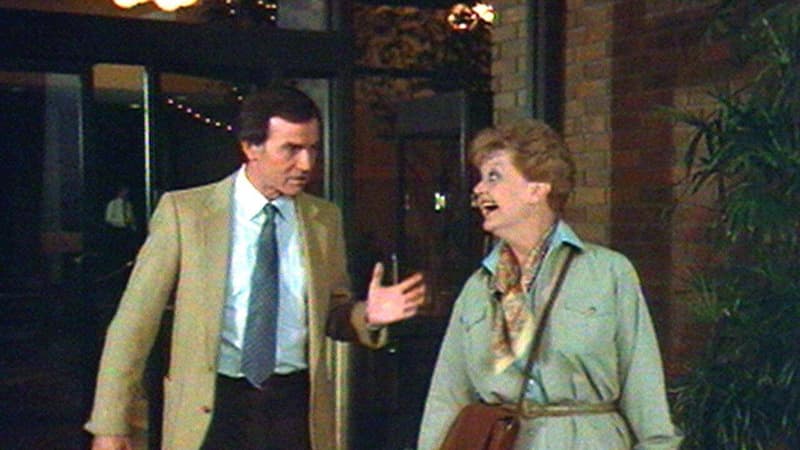Robert Hogan et Angela Lansbury dans "Arabesque" en 1984.