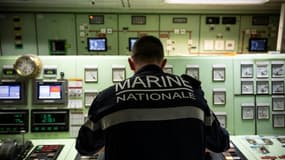 Un membre de la Marine française dans la salle de contrôle des machines de la frégate FS Ventose lors d'une mission dans les eaux internationales des Caraïbes, le 17 novembre 2024