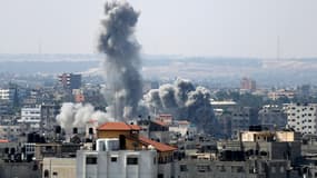 De la fumée s'élève au dessus de la ville de Gaza après une frappe israélienne, le 23 août 2014.