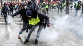 Des manifestants sur les Champs-Elysées - Image d'illustration 