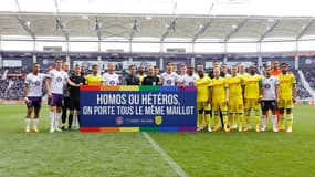 Les joueurs de Toulouse et Nantes derrière la banderole contre l'homophobie