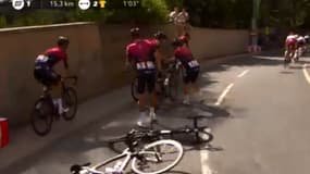 La chute des coureurs Ineos