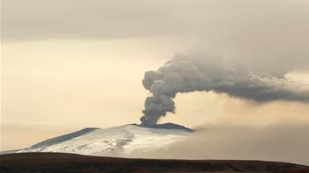 Le nouveau nuage de cendres émis depuis lundi par le volcan islandais Eyjafjöll devrait toucher le nord de l'Europe tout en épargnant la France, à l'exception de l'extrême nord de ses côtes. /Photo prise le 20 avril 2010/REUTERS/Lucas Jackson