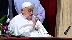 Le pape François apparaît au balcon de la basilique Saint-Pierre pour Pâques, le 20 avril 2025.