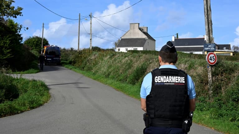 Un gendarme monte la garde sur une route près d'une maison où quatre personnes ont été retrouvées mortes, à Carantec (Finistère), le 30 octobre 2022