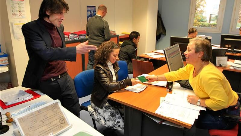 Arno Klarsfeld, président de l'Office français de l'immigration et de l'intégration, lors d'une visite au bureau des visas pour étudiants étrangers à la direction territoriale de l'Ofii à Paris, vendredi matin. A cette occasion, il a déclaré voir une simp