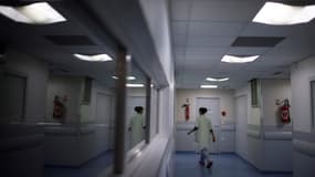 Une soignante dans un couloir d'hôpital. (Photo d'illustration)