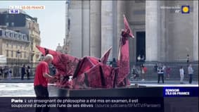 Un dragon géant s'est installé au pied du Panthéon à Paris