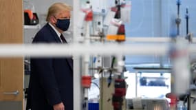 Le président américain Donald Trump porte un masque de protection lors de la visite d'un laboratoire travaillant sur un vaccin, le 27 juillet 2020 à Morrisville, en Caroline du Nord