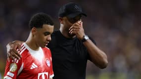 Jamal Musiala en train de discuter avec Vincent Kompany pendant un match du Bayern Munich, le 20 juin 2025