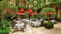 La terrasse de l'hôtel Plaza Athénée. 