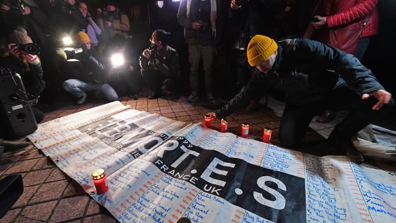 Un hommage a été rendu à Calais aux migrants morts dans le naufrage d'une embarcation mercredi.