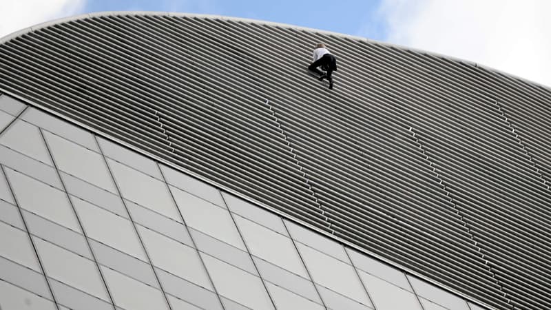 Alain Robert au sommet d'une tour de La Défense en 2014.