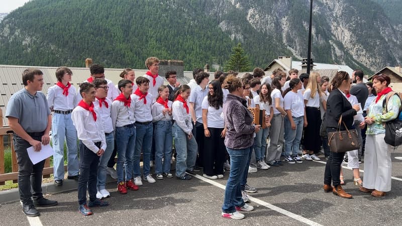 Une quarantaine de collégiens des Garcins et des Giraudes étaient réunis pour interpréter a cappella le chant des partisans, lire des poèmes sur les résistants et déposer des gerbes de fleurs à Cervières, le 18 juin 2024.
