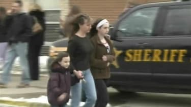 Un lycéen a ouvert le feu lundi dans un lycée de la localité de Chardon, dans l'Ohio, blessant cinq élèves avant d'être arrêté et écroué. L'un des blessés est par la suite décédé. /Image du 27 février 2012/REUTERS/WKYC Cleveland
