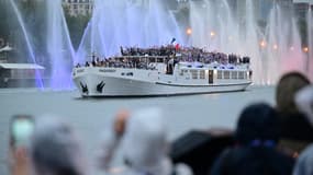 Le bateau français lors de la cérémonie d'ouverture des Jeux olympiques de Paris 2024