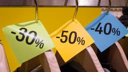 Des étiquettes indiquant des promotions dans un magasin de vêtements, le 4 janvier 2025 à Paris (photo d'illustration).