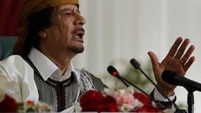 Le colonel Mouammar Kadhafi exclut tout changement politique en Libye s'il parvient à reconquérir les régions toujours contrôlées par les insurgés et il entend rester le "guide de la révolution" dans son pays, a-t-il dit dans un entretien au quotidien Le