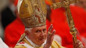 Catholiques libéraux et militants de la lutte contre le sida ont accueilli favorablement dimanche des propos par lesquels Benoît XVI estime que l'usage du préservatif peut se justifier dans certains cas pour empêcher la transmission du sida. /Photo prise