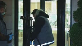 La police technique et scientifique sur les lieux d'un cambriolage