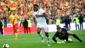 Jonathan David (gauche) et Jean-Louis Leca (droite) lors de la rencontre de Ligue 1 entre Lens et Lille (1-0) samedi 18 septembre 2021 à Lens