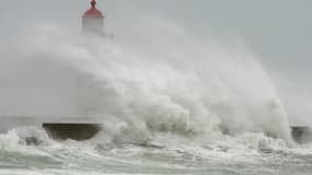 Une vague à Guilvinec, dans le Finistère, le 14 février 2014. (Photo d'illustration)