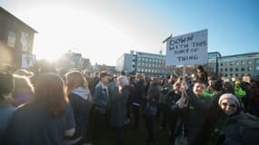 Des manifestants contre l'ex-Premier ministre islandais Sigmundur David Gunnlaugsson à Reykjavik, le 4 avril 2016 la veille de sa démission
