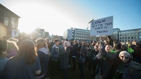 Des manifestants contre l'ex-Premier ministre islandais Sigmundur David Gunnlaugsson à Reykjavik, le 4 avril 2016 la veille de sa démission