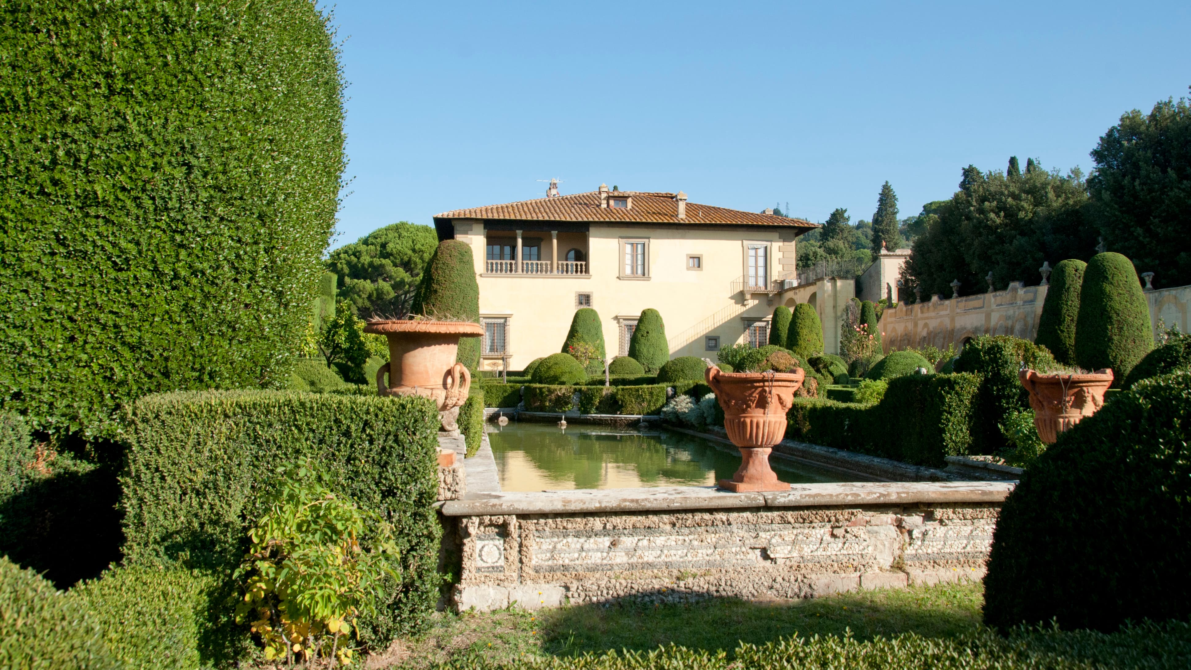 Les jardins à l'italienne font le charme de cette propriété qui possède une chapelle et une fontaine de Neptune. Les jardins à l'italienne font le charme de cette propriété qui possède une chapelle et une fontaine de Neptune.