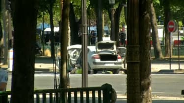 Une voiture a foncé sur une camionnette de la gendarmerie sur les Champs-Élysées, à Paris, le 19 juin 2017