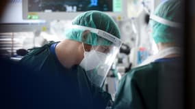 Des soignants s'occupent d'un patient atteint du Covid-19, le 22 mars 2021 à Essen, en Allemagne.
