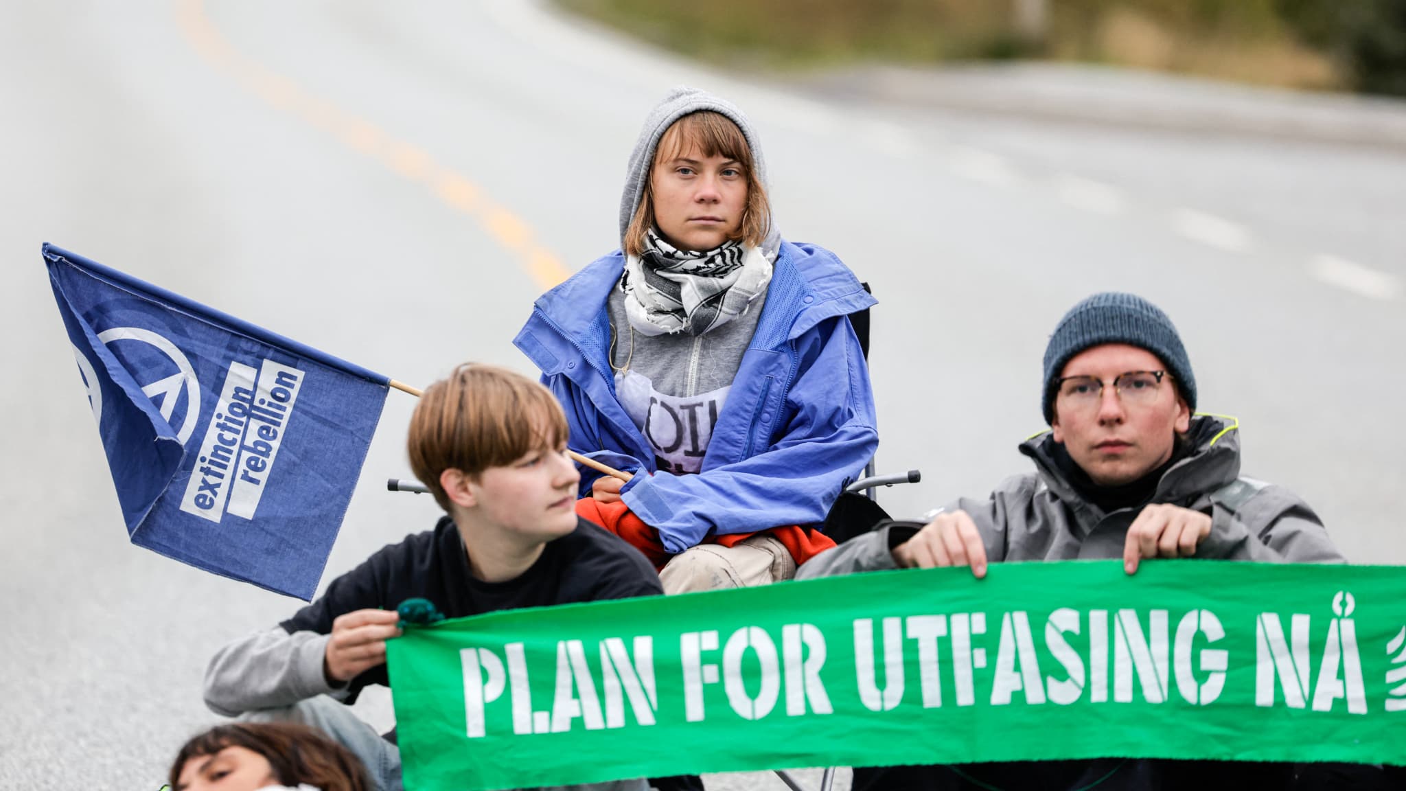 DES MILITANTS D'EXTINCTION REBELLION ET GRETA THUNBERG BLOQUENT LA PRINCIPALE RAFFINERIE DE NORVÈGE