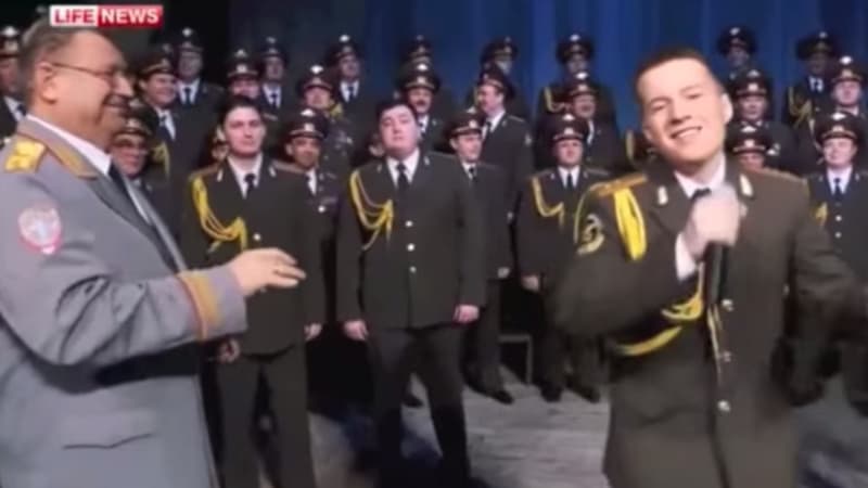 Les choeurs de l'Armée rouge en pleine reprise d'"Happy".