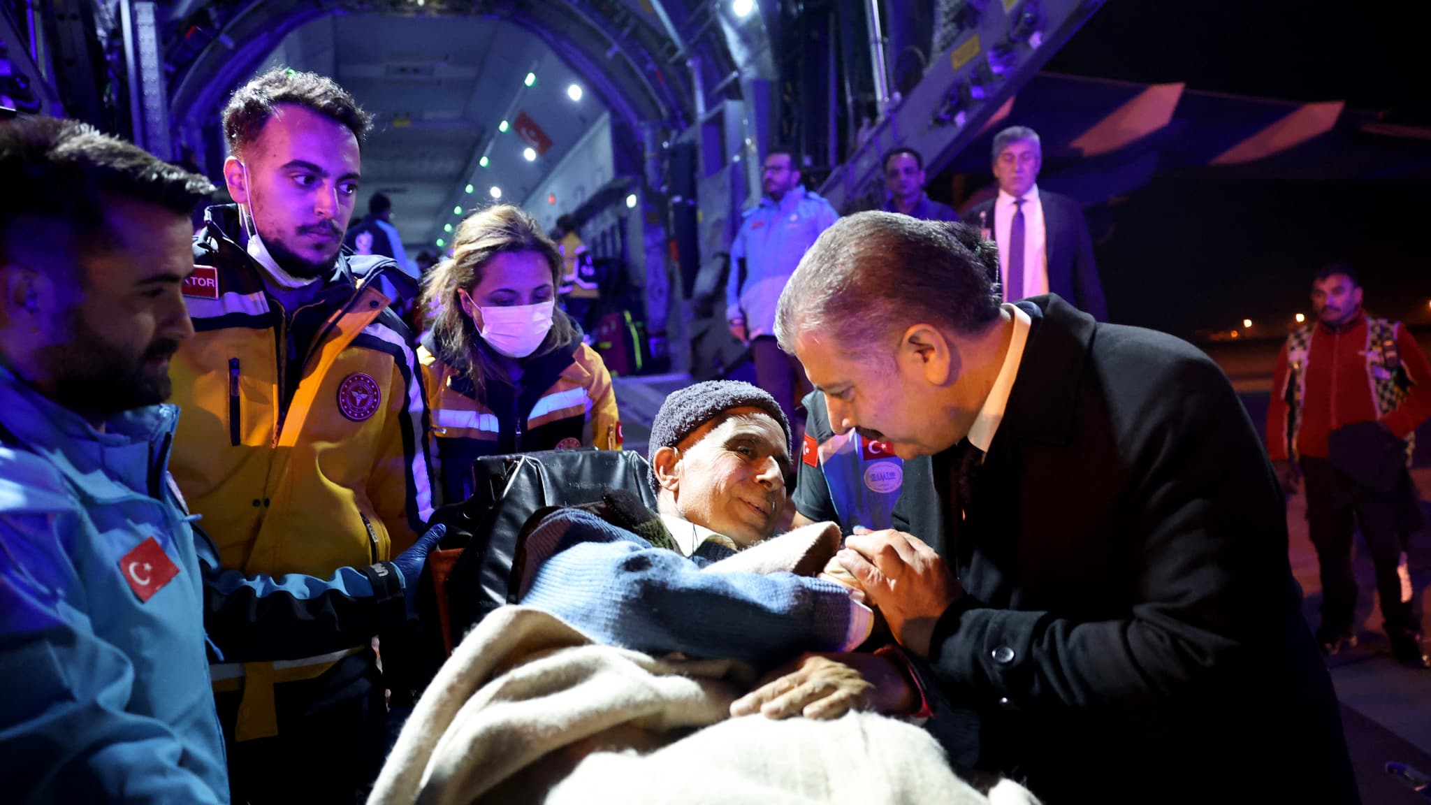 Le ministre turc de la Santé, Fahrettin Koca, avec un patient palestinien atteint d'un cancer, qui est passé de Gaza à l'Égypte, après son arrivée à l'aéroport Esenboga d'Ankara, le 16 novembre 2023. 