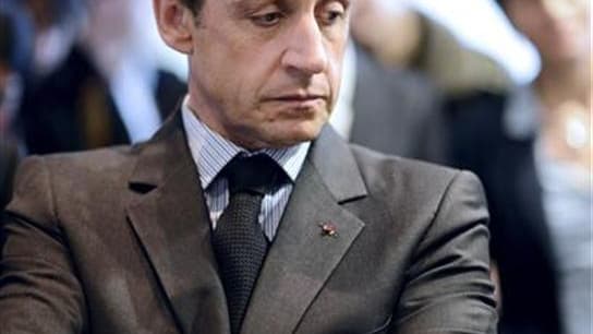 Nicolas Sarkozy devance François Hollande d'un demi-point en intentions de vote pour le premier tour de l'élection présidentielle en France, selon un sondage Ifop pour le Journal du dimanche. Le président-candidat virerait en tête avec 27,25%, juste devan