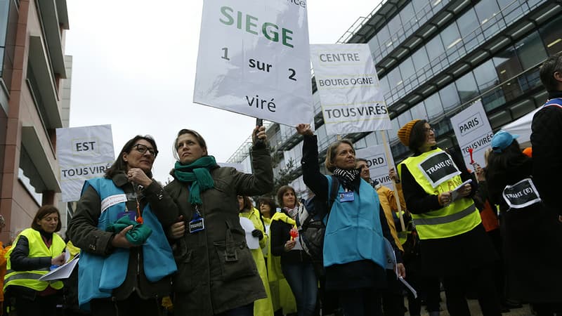 Environ 200 salariés des laboratoires Servier ont manifesté ce mardi devant le siège du groupe pharmaceutique à Suresnes pour dénoncer le plan de licenciements.