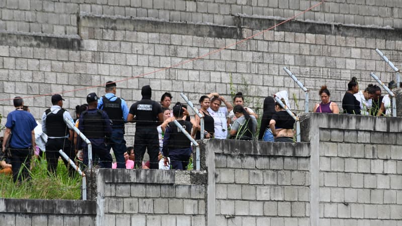 Des gardiens de prison surveillent des détenues du Centre d'adaptation sociale des femmes (CEFAS), après un incendie à la suite d'une rixe entre bandes rivales, à Tamara, à environ 25 km de Tegucigalpa, au Honduras, le 20 juin 2023.