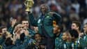 Le président Thabo Mbeki porté en triomphe par les joueurs sud-africains.