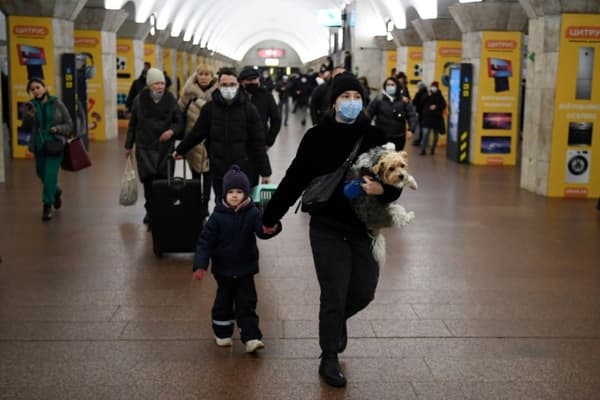 Des habitants trouvent refuge dans le métro de Kiev, le 24 février 2022 en Ukraine