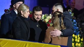 Volodymyr Zelensky et sa femme Olena Zelenska à la cérémonie d'hommage aux victimes du crash d'hélicoptère en Ukraine, le 21 janvier 2023